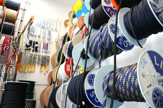 Prodavač u nautičkoj trgovini 